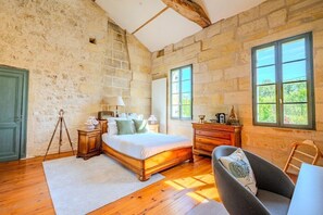 3 bedrooms, iron/ironing board, internet, bed sheets