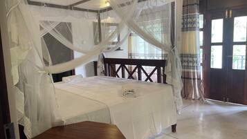 5 bedrooms, iron/ironing board, bed sheets