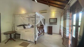5 bedrooms, iron/ironing board, free WiFi, bed sheets