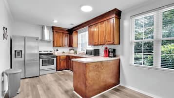 Microondas, horno, placa de cocina, lavavajillas