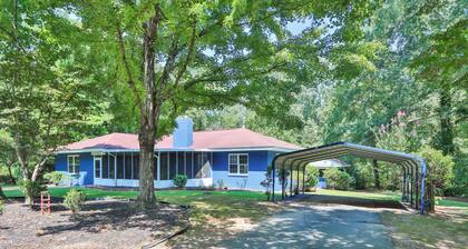 Large Retreat with Hot Tub + Big Yard, Sleeps 16!