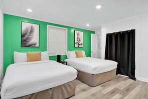 4 bedrooms, iron/ironing board, WiFi, bed sheets