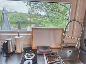 Fridge, microwave, oven, stovetop - Tiny house by the pond: terrace, barbecue, outdoor fireplace (Großharthau - Bühlau)