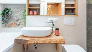 Dusche, Whirlpool, umweltfreundliche Kosmetikartikel, Haartrockner