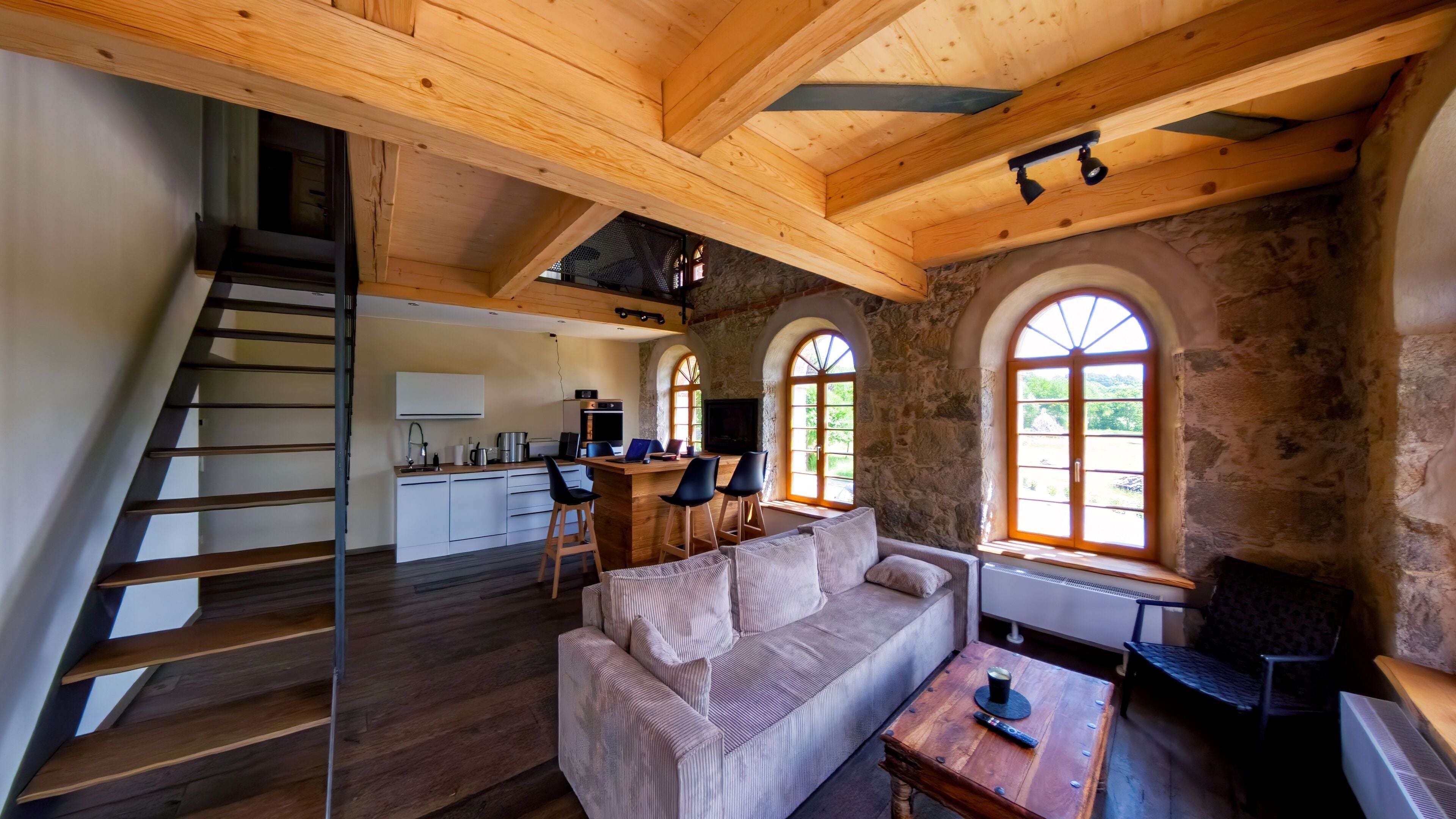 Tv, eldstad och kontor