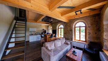 Tv, eldstad och kontor