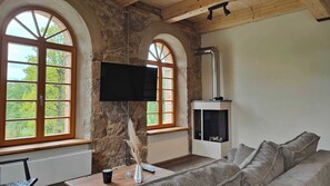 Fernseher, Kamin, Arbeitsbereiche