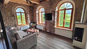 Fernseher, Kamin, Arbeitsbereiche