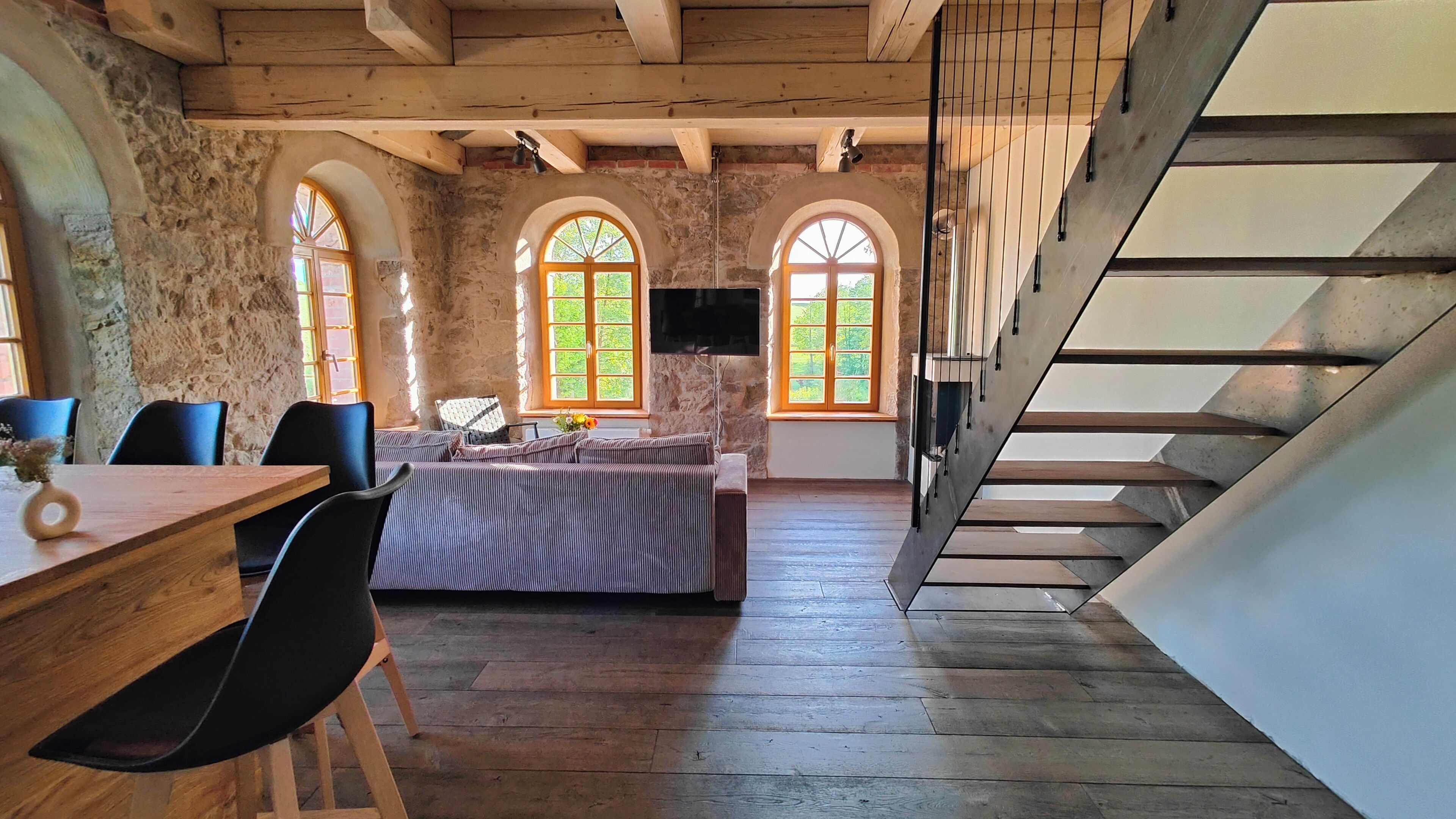 Tv, eldstad och kontor