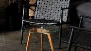 A chair with a woven backrest and a glass table in front. - Two-storey accommodation with terrace and fireplace – last minute (Großharthau)