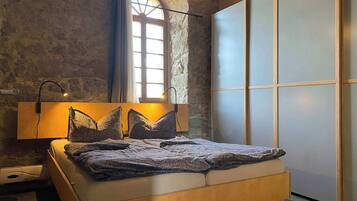 4 bedrooms, travel crib, WiFi