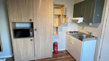 Fridge, microwave, stovetop, cookware/dishes/utensils