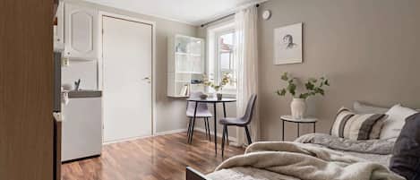 Desk, WiFi, bed sheets