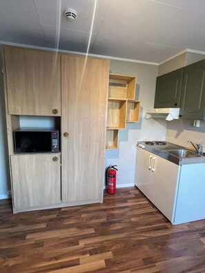 Refrigerador, microondas, parrilla de estufa y utensilios de cocina 