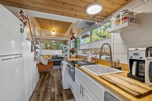 Refrigerador, microondas, horno y parrilla de estufa 