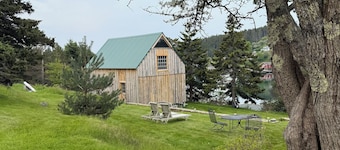 Tranquil and charming 1-bedroom cottage in Frenchboro, harbor-front location