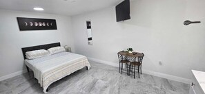 Iron/ironing board, Internet, bed sheets