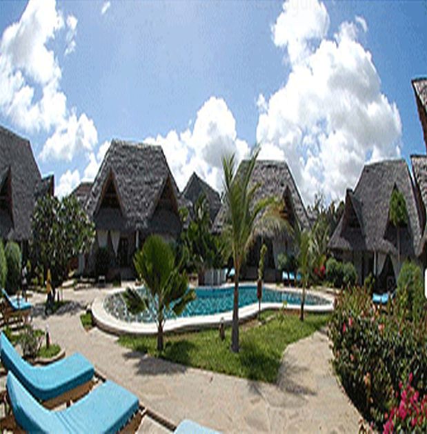 Un resort con cottage a tetto di paglia, una piscina e lettini da relax.