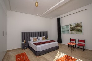 5 bedrooms, iron/ironing board, WiFi, bed sheets