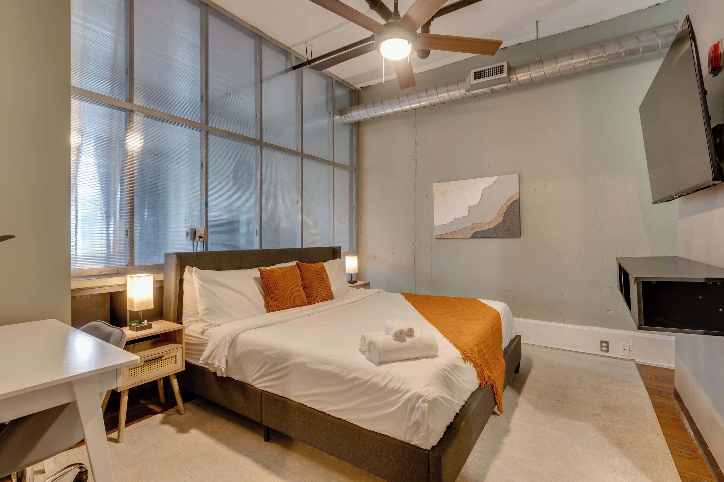 2 habitaciones, escritorio, tabla de planchar con plancha y wifi 