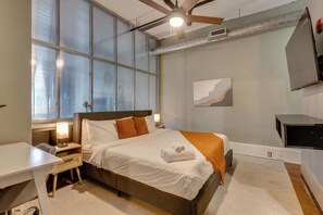 2 habitaciones, escritorio, tabla de planchar con plancha y wifi