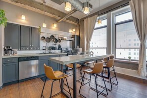 Kjøleskap, mikrobølgeovn, ovn og kokeplater