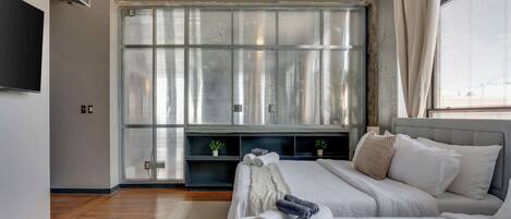 Desk, iron/ironing board, WiFi, bed sheets