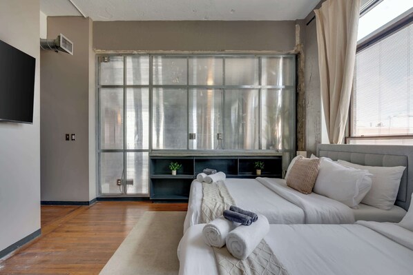 Desk, iron/ironing board, WiFi, bed sheets