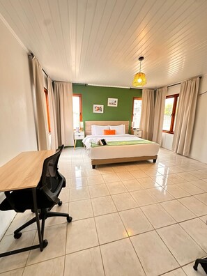 4 chambres, bureau, fer et planche à repasser, accès au Wi-Fi (inclus)