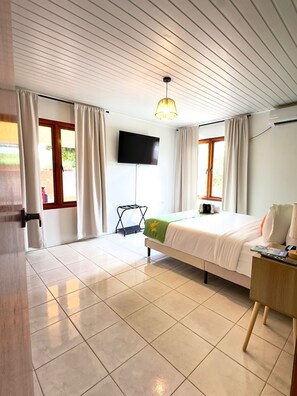 4 bedrooms, desk, iron/ironing board, free WiFi