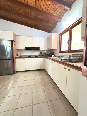 Fridge, oven, stovetop, coffee/tea maker