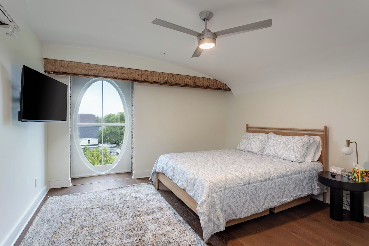 2 عدّة غرف نوم ومكواة/لوح كي وواي فاي وملاءات أسرّة