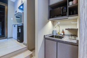 Fridge, microwave, stovetop, coffee/tea maker