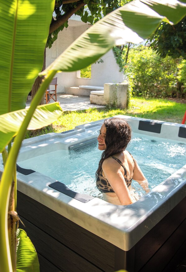 Outdoor spa tub - An art collector's family-friendly retreat Villa with Garden and Jacuzzi (Nea Makri)
