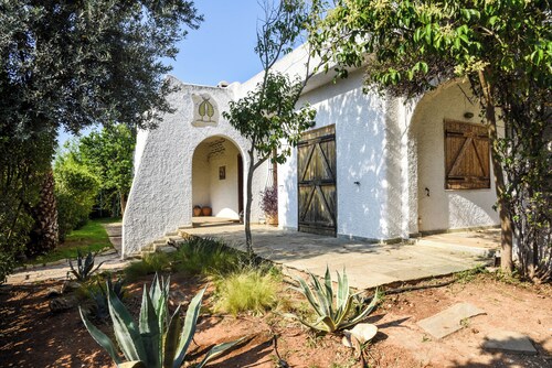 An art collector's family-friendly  retreat Villa with Garden and Jacuzzi