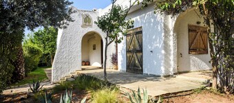 An art collector's family-friendly  retreat Villa with Garden and Jacuzzi