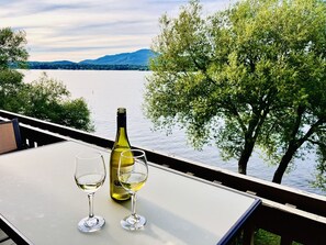 Outdoor dining - Bright lakeside condo (Magog)