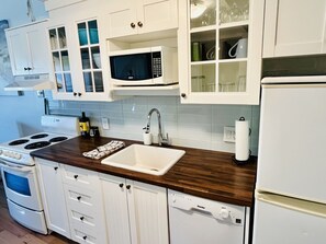 Microondas, horno, placa de cocina y lavavajillas