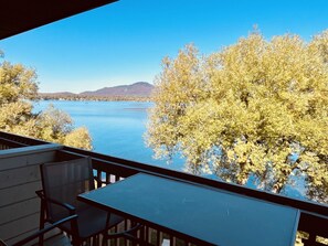 Outdoor dining - Bright lakeside condo (Magog)