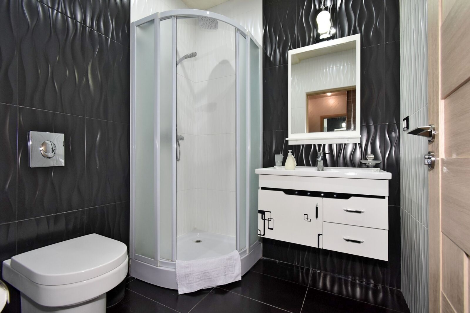 Căn hộ Deluxe, 2 phòng ngủ | Phòng tắm | Máy sấy tóc, khăn tắm, xà phòng, giấy vệ sinh 