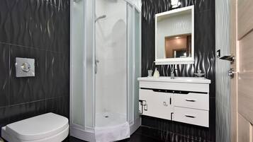Deluxe Apartment, 2 Bedrooms | Bathroom | Hair dryer, towels, soap, toilet paper