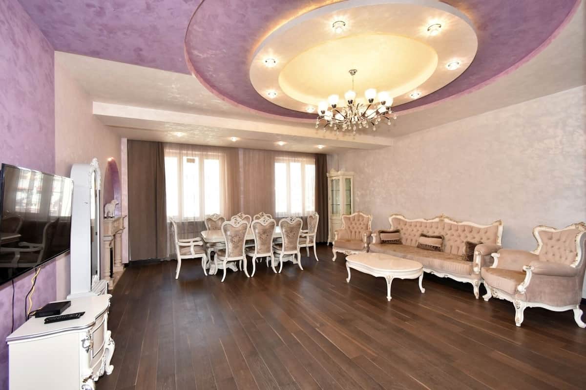 Leilighet – deluxe, 2 soverom | Oppholdsområde | En 59-tommers Flatskjerm-TV med kabel-kanaler