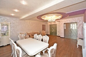 Departamento Deluxe, 2 habitaciones | Área de sala de estar | Televisión de pantalla plana de 59 pulgadas con canales por cable 