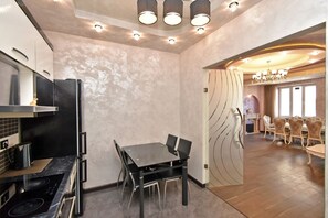 华丽公寓, 2 间卧室 | 私人厨房 | 电热水壶、厨具/餐具