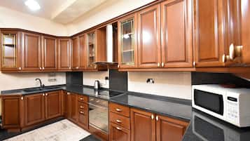 Standard Apartment | Private kitchen | Electric kettle, cookware/dishes/utensils