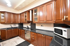 Apartamento standard | Cozinha privada | Chaleira elétrica, talheres/pratos/utensílios de cozinha