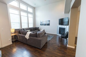 Smart TV, chimenea y monitor de computadora 