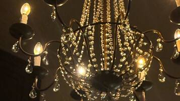 Un lustre orné de plusieurs ampoules et de décorations en cristal.