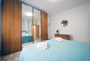 3 bedrooms, iron/ironing board, internet, bed sheets