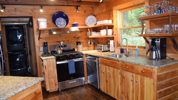 Een koelkast, een magnetron, een oven, een kookplaat